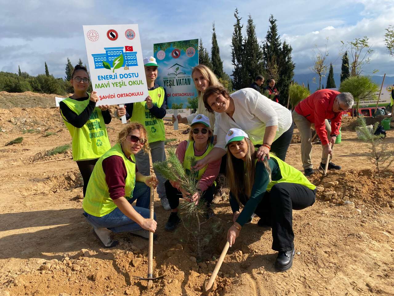 Menteşe’de “Geleceğe Nefes, İnsanlığa Nefes” Etkinliğiyle Fidanlar Toprakla Buluştu 2
